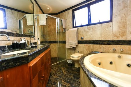 Apartamento à venda com 240m², 4 quartos e 4 vagas Apartamento à venda com 240m², 4 quartos e 4 vagasBanheiro do Quarto 4