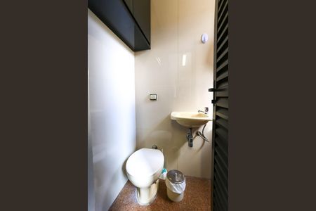 Apartamento à venda com 240m², 4 quartos e 4 vagas Apartamento à venda com 240m², 4 quartos e 4 vagasBanheiro de Serviço