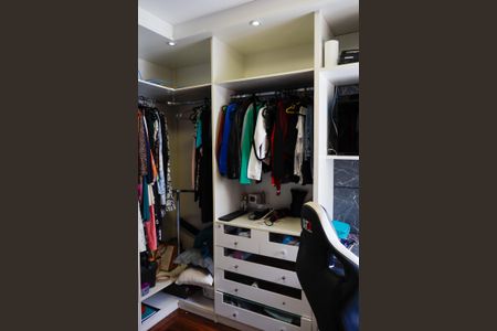 Apartamento à venda com 187m², 3 quartos e 4 vagas Apartamento à venda com 187m², 3 quartos e 4 vagasCloset da suíte 2