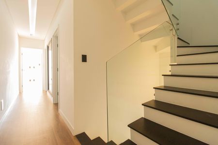 Casa à venda com 192m², 4 quartos e 2 vagasEscadas e corredor