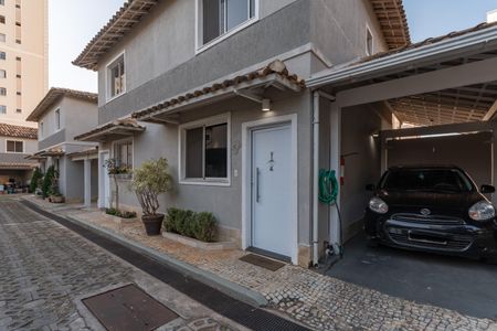 Casa de condomínio à venda com 72m², 2 quartos e 1 vaga Casa de condomínio à venda com 72m², 2 quartos e 1 vagaFachada