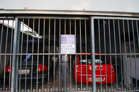 Casa à venda com 250m², 3 quartos e 2 vagas Casa à venda com 250m², 3 quartos e 2 vagasFachada