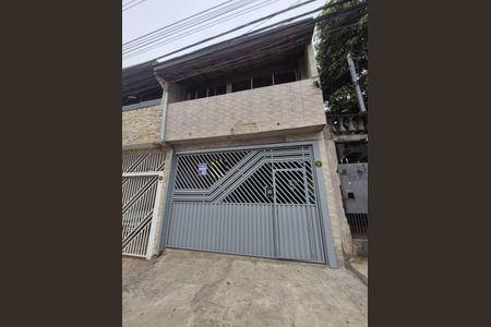 Casa à venda com 210m², 3 quartos e 2 vagas Casa à venda com 210m², 3 quartos e 2 vagasFachada