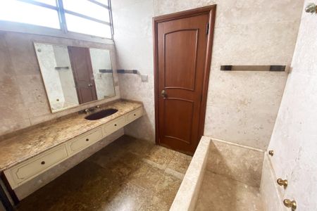 Apartamento à venda com 370m², 4 quartos e 4 vagas Apartamento à venda com 370m², 4 quartos e 4 vagasBanheiro da Suíte 2