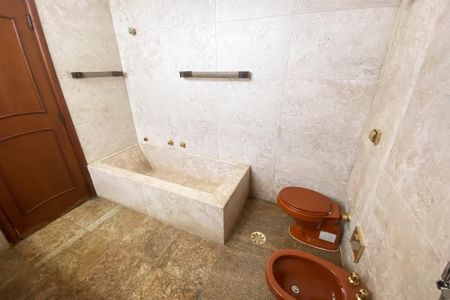 Apartamento à venda com 370m², 4 quartos e 4 vagas Apartamento à venda com 370m², 4 quartos e 4 vagasBanheiro da Suíte 2