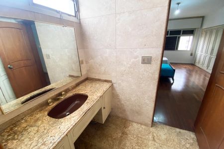 Apartamento à venda com 370m², 4 quartos e 4 vagas Apartamento à venda com 370m², 4 quartos e 4 vagasBanheiro da Suíte 2