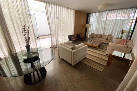 Apartamento à venda com 370m², 4 quartos e 4 vagas Apartamento à venda com 370m², 4 quartos e 4 vagasÁrea comum - Salão de festas