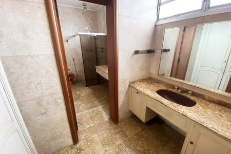 Apartamento à venda com 370m², 4 quartos e 4 vagas Apartamento à venda com 370m², 4 quartos e 4 vagasBanheiro da Suíte 2