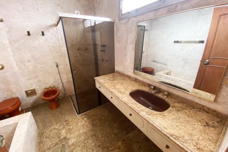 Apartamento à venda com 370m², 4 quartos e 4 vagas Apartamento à venda com 370m², 4 quartos e 4 vagasBanheiro da Suíte 2