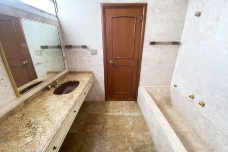 Apartamento à venda com 370m², 4 quartos e 4 vagas Apartamento à venda com 370m², 4 quartos e 4 vagasBanheiro da Suíte 2