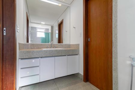 Apartamento à venda com 195m², 4 quartos e 4 vagas Apartamento à venda com 195m², 4 quartos e 4 vagasBanheiro das semi suíte 1 e 2