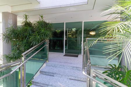 Apartamento à venda com 195m², 4 quartos e 4 vagas Apartamento à venda com 195m², 4 quartos e 4 vagasEntrada