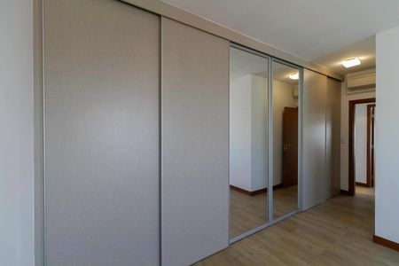 Apartamento à venda com 195m², 4 quartos e 4 vagas Apartamento à venda com 195m², 4 quartos e 4 vagasSuíte 2
