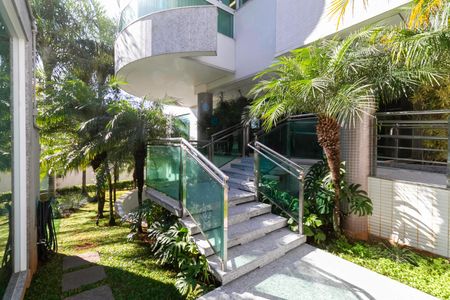 Apartamento à venda com 195m², 4 quartos e 4 vagas Apartamento à venda com 195m², 4 quartos e 4 vagasEntrada