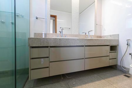 Apartamento à venda com 195m², 4 quartos e 4 vagas Apartamento à venda com 195m², 4 quartos e 4 vagasBanheiro da suíte 2