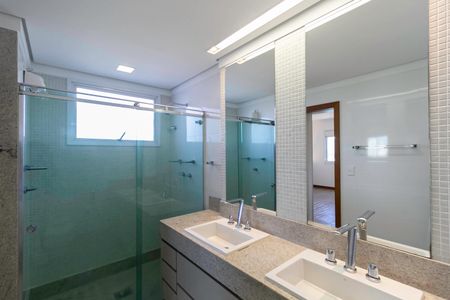 Apartamento à venda com 195m², 4 quartos e 4 vagas Apartamento à venda com 195m², 4 quartos e 4 vagasBanheiro da suíte 2