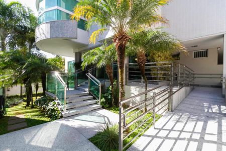 Apartamento à venda com 195m², 4 quartos e 4 vagas Apartamento à venda com 195m², 4 quartos e 4 vagasEntrada