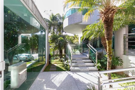 Apartamento à venda com 195m², 4 quartos e 4 vagas Apartamento à venda com 195m², 4 quartos e 4 vagasEntrada