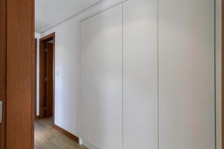 Apartamento à venda com 195m², 4 quartos e 4 vagas Apartamento à venda com 195m², 4 quartos e 4 vagasCorredor