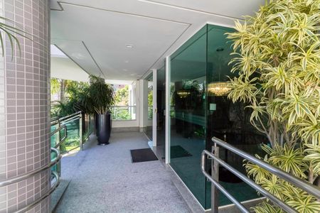 Apartamento à venda com 195m², 4 quartos e 4 vagas Apartamento à venda com 195m², 4 quartos e 4 vagasEntrada