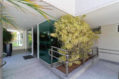 Apartamento à venda com 195m², 4 quartos e 4 vagas Apartamento à venda com 195m², 4 quartos e 4 vagasEntrada