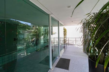 Apartamento à venda com 195m², 4 quartos e 4 vagas Apartamento à venda com 195m², 4 quartos e 4 vagasEntrada