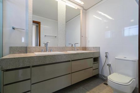 Apartamento à venda com 195m², 4 quartos e 4 vagas Apartamento à venda com 195m², 4 quartos e 4 vagasBanheiro da suíte 2