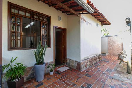 Casa à venda com 180m², 3 quartos e 2 vagasFachada