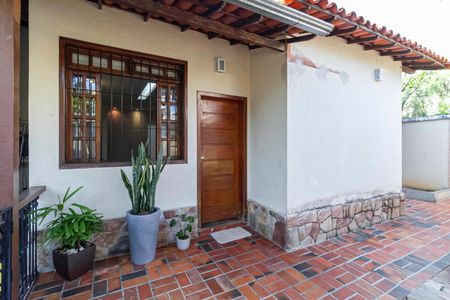 Casa à venda com 180m², 3 quartos e 2 vagasFachada