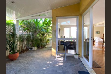 Casa de condomínio à venda com 338m², 5 quartos e 2 vagas