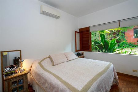 Casa à venda com 3 quartos, 302m² em Jardim Petropolis, São Paulo