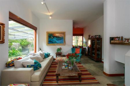 Casa à venda com 3 quartos, 302m² em Jardim Petropolis, São Paulo