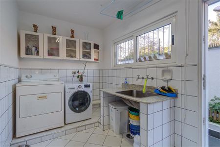 Casa de condomínio à venda com 360m², 4 quartos e 2 vagas