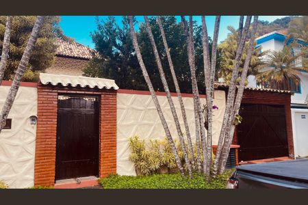 Casa de condomínio à venda com 385m², 5 quartos e 4 vagasFachada