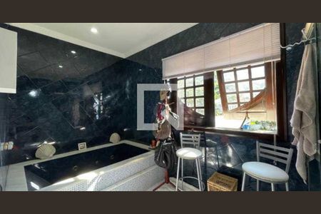 Casa de condomínio à venda com 385m², 5 quartos e 4 vagasBanheiro 2