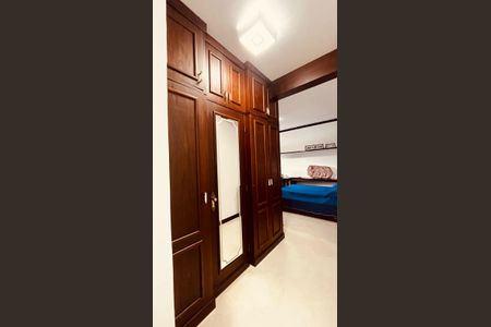 Casa de condomínio à venda com 385m², 5 quartos e 4 vagasQuarto 2