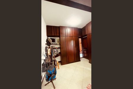 Casa de condomínio à venda com 385m², 5 quartos e 4 vagasQuarto 3