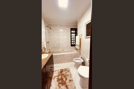 Casa de condomínio à venda com 385m², 5 quartos e 4 vagasBanheiro 1