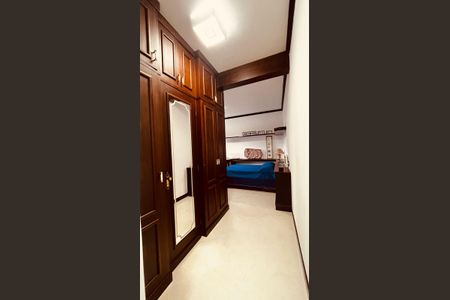 Casa de condomínio à venda com 385m², 5 quartos e 4 vagasQuarto 2