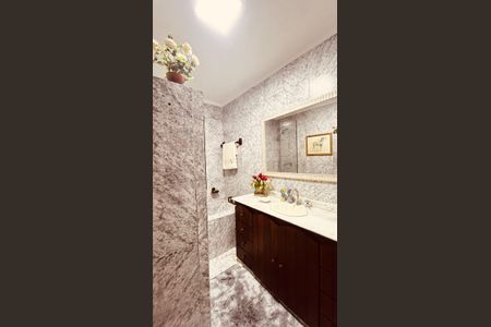 Casa de condomínio à venda com 385m², 5 quartos e 4 vagasBanheiro 4