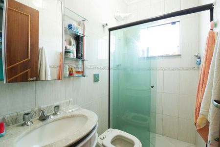 Casa à venda com 217m², 2 quartos e 5 vagas Casa à venda com 217m², 2 quartos e 5 vagasBanheiro da Suíte 2