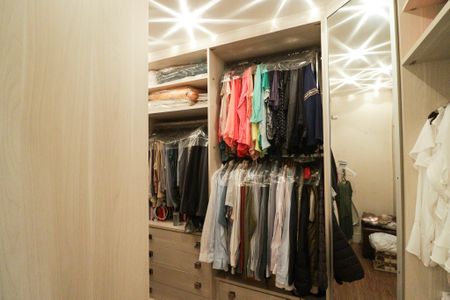 Casa à venda com 217m², 2 quartos e 5 vagas Casa à venda com 217m², 2 quartos e 5 vagasCloset da Suíte 1