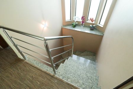 Casa à venda com 217m², 2 quartos e 5 vagas Casa à venda com 217m², 2 quartos e 5 vagasEscada