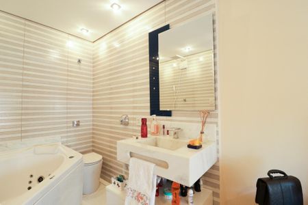 Casa à venda com 217m², 2 quartos e 5 vagas Casa à venda com 217m², 2 quartos e 5 vagas Banheiro da Suíte 1