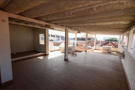 Casa de condomínio à venda com 250m², 4 quartos e 2 vagas Casa de condomínio à venda com 250m², 4 quartos e 2 vagasTerraço