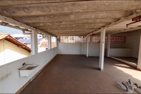 Casa de condomínio à venda com 250m², 4 quartos e 2 vagas Casa de condomínio à venda com 250m², 4 quartos e 2 vagasTerraço