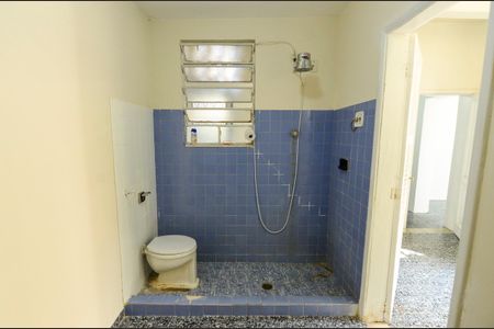 Casa de condomínio à venda com 250m², 4 quartos e 2 vagas Casa de condomínio à venda com 250m², 4 quartos e 2 vagasBanheiro de Serviço