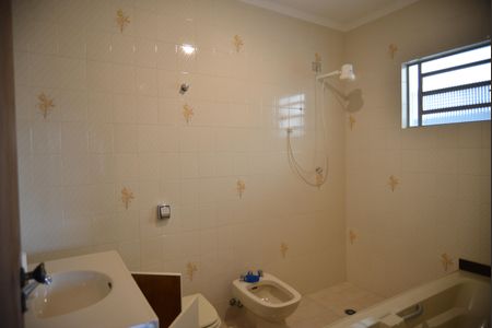 Casa à venda com 240m², 3 quartos e 2 vagasBanheiro da Suíte