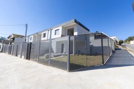 Casa à venda com 130m², 3 quartos e 3 vagas Casa à venda com 130m², 3 quartos e 3 vagasFachada