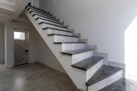 Casa à venda com 130m², 3 quartos e 3 vagas Casa à venda com 130m², 3 quartos e 3 vagasEscada